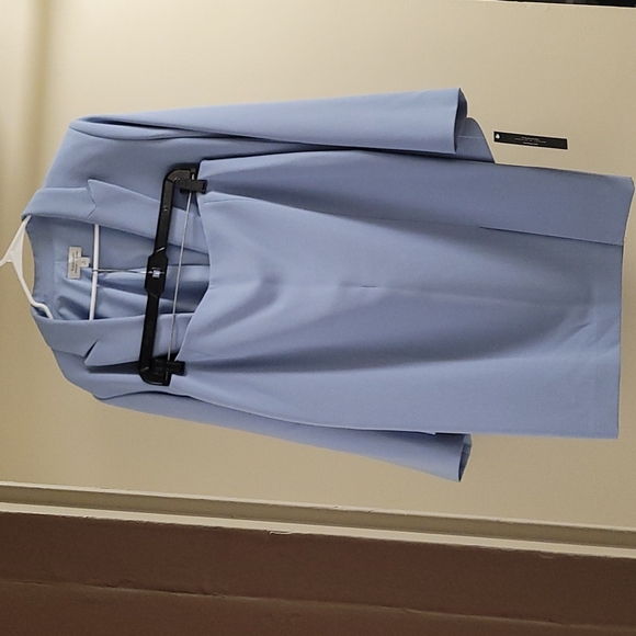 TAHARI  SUITS. - Picture 4 of 12